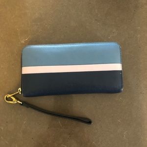 NWOT Women’s Wristlet/Wallet… lots of storage